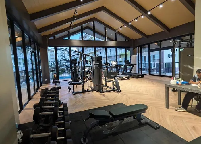 Apartment Near Airport Luxury On A Budget Gym, Pool, 55 Smart Tv, Balcony Facing Amenities *