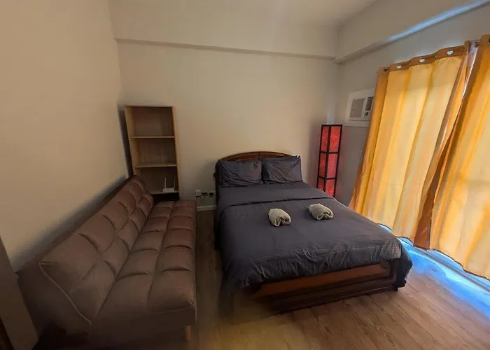 Near Airport Luxury On A Budget Gym, Pool, 55 Smart Tv, Balcony Facing Amenities Apartment