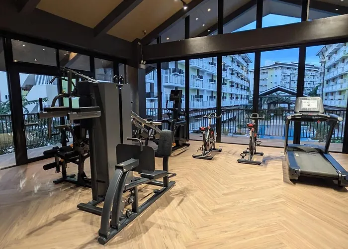 Near Airport Luxury On A Budget Gym, Pool, 55 Smart Tv, Balcony Facing Amenities Apartment *