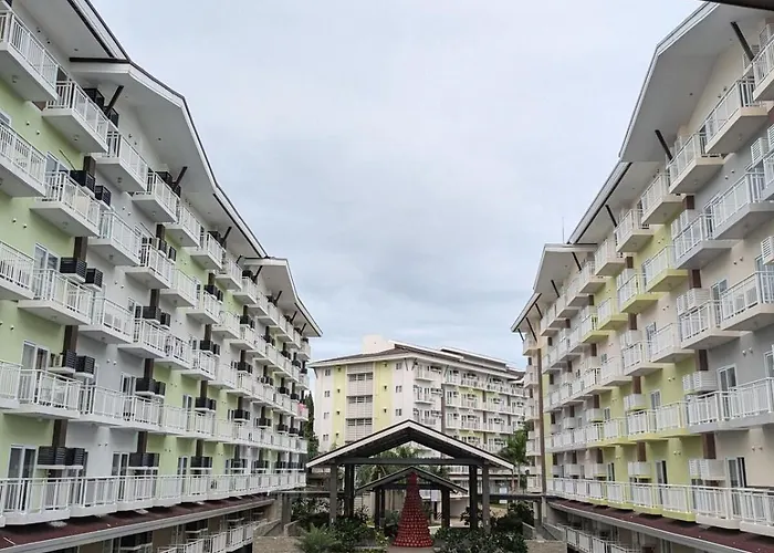 Near Airport Luxury On A Budget Gym, Pool, 55 Smart Tv, Balcony Facing Amenities